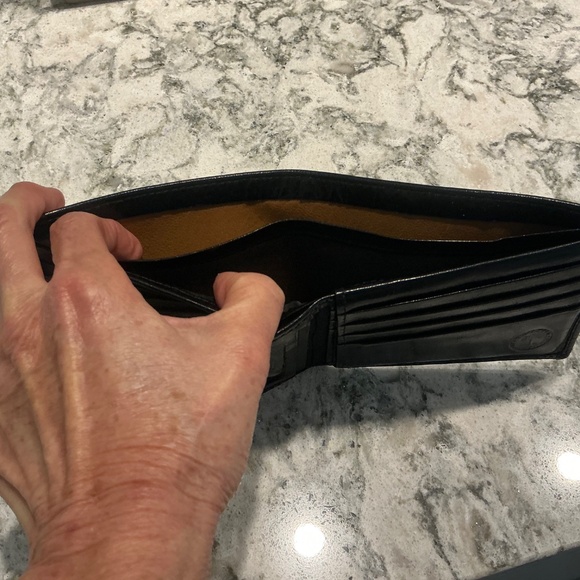 Black Levenger leather wallet with removable ID & card insert - Picture 8 of 10